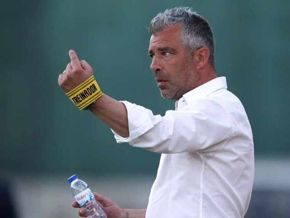 Gabão de Jorge Costa perde no penúltimo teste