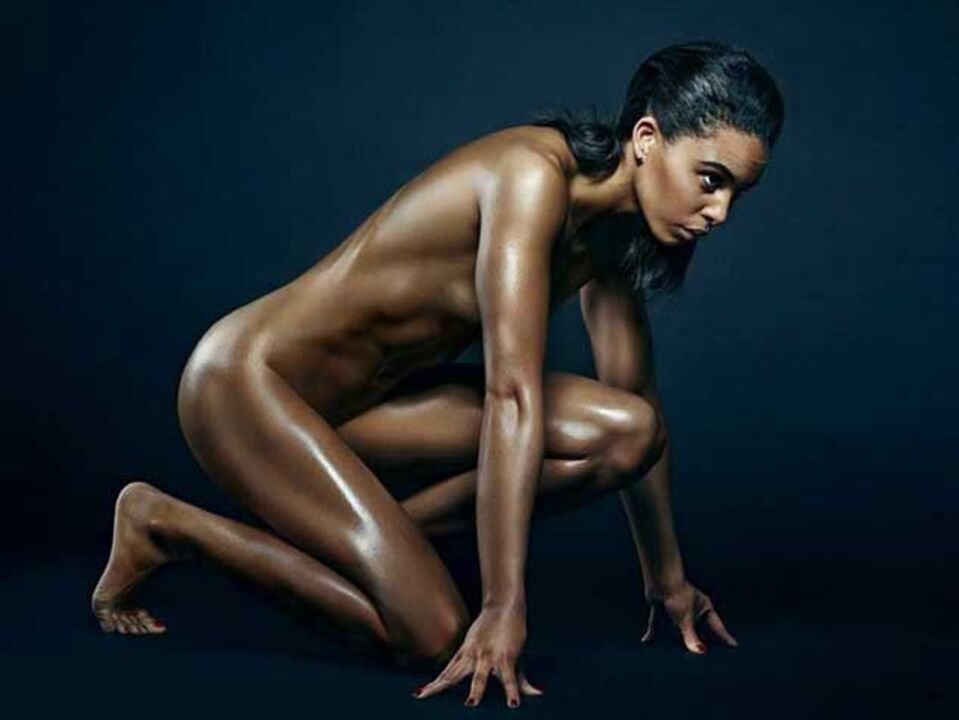 Louise Hazel posa nua