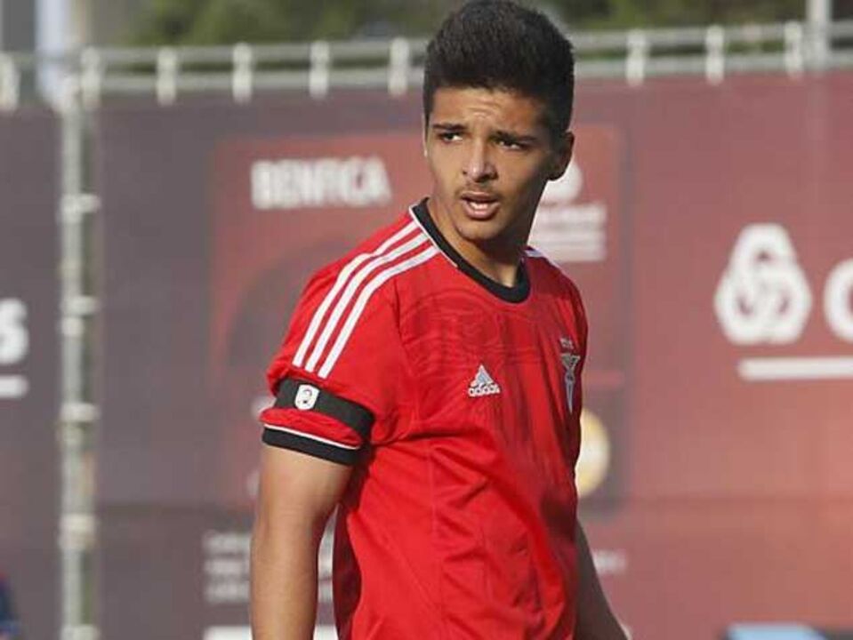 Rochinha anuncia saída