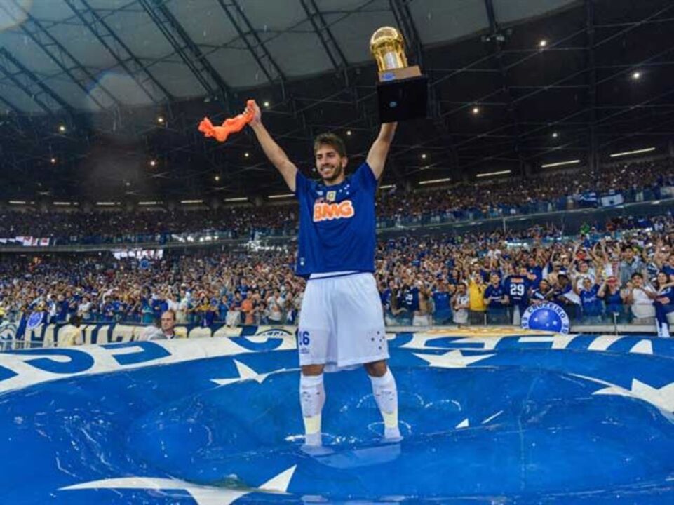 Lucas Silva oficializado até 2020