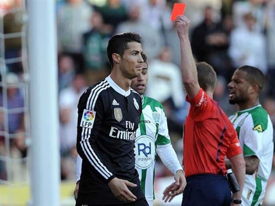 Antigos árbitros pedem quatro jogos de suspensão para Ronaldo