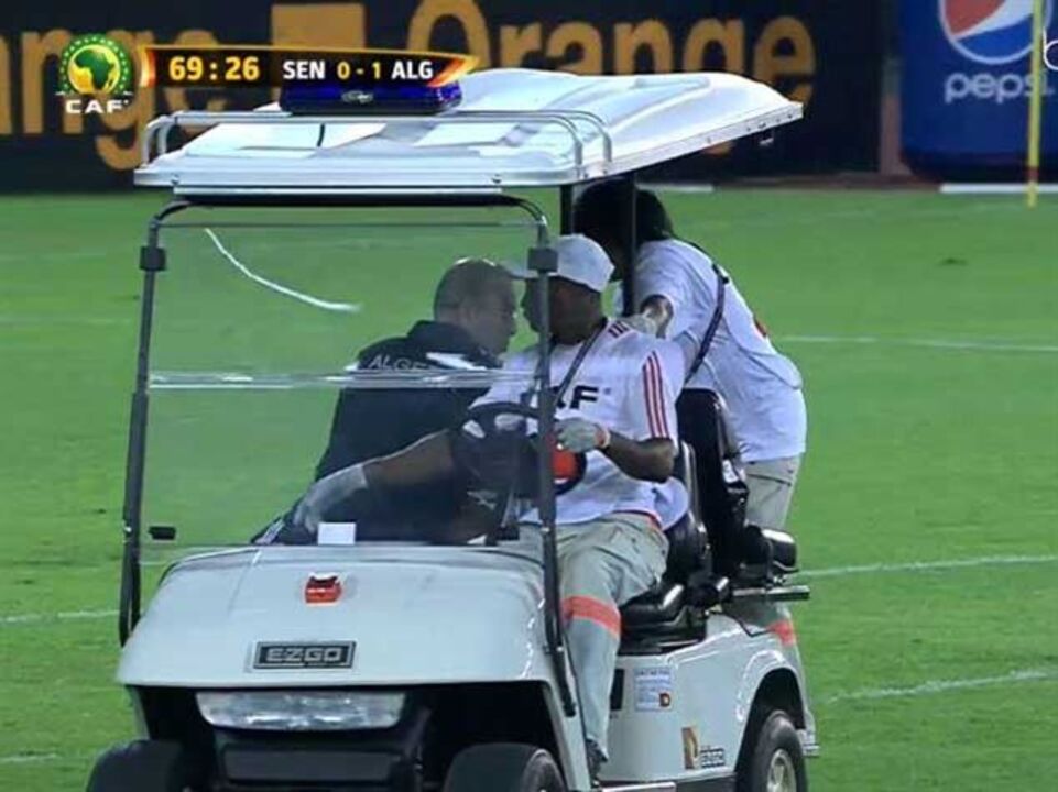 Brahimi saiu lesionado do duelo com o Senegal