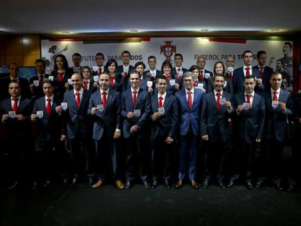 Árbitros nacionais com número recorde de insígnias da FIFA 