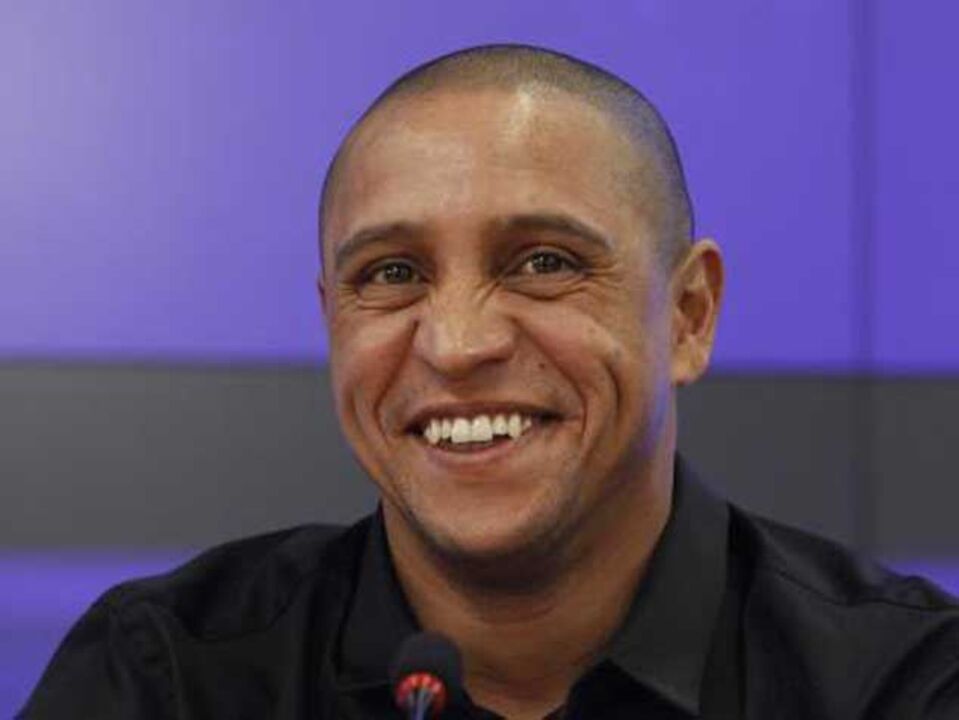 Roberto Carlos: «Figo tem as competências e a sensibilidade necessárias para mudar a FIFA»