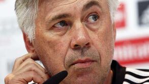 Ancelotti: «Não fico feliz com a crise do Barcelona»