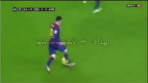 Messi domina com o braço antes de assistir Suárez