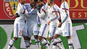 Lyon soma e segue no topo