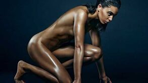 Louise Hazel posa nua