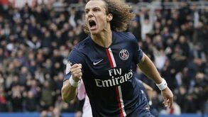 Paris SG vence e continua na luta do título