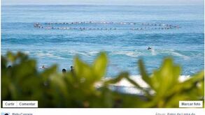 Surfistas homenageiam Ricardo Santos no Havai