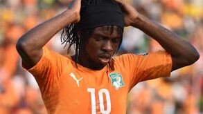 Gervinho pede desculpa por agredir adversário