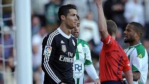 Antigos árbitros pedem quatro jogos de suspensão para Ronaldo