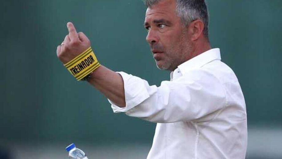 Gabão de Jorge Costa perde no penúltimo teste