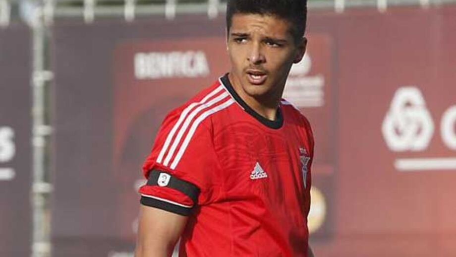 Treinador do Bolton diz que Rochinha parece ter 12 anos