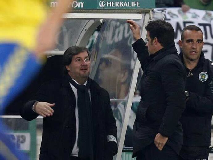 O cumprimento entre Bruno de Carvalho e Marco Silva