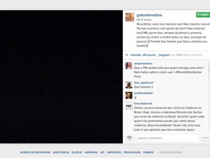 Surfistas homenageiam Ricardo Santos no Havai