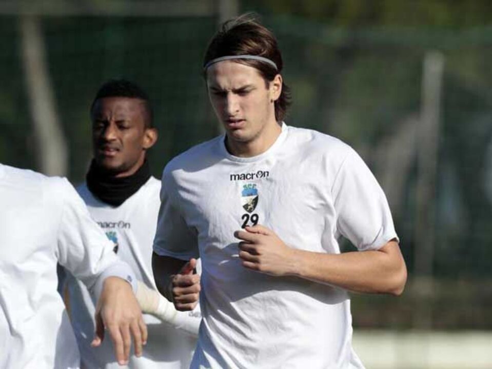 Farense-U.Madeira, 0-5: Autogolos e expulsões ajudam insulares