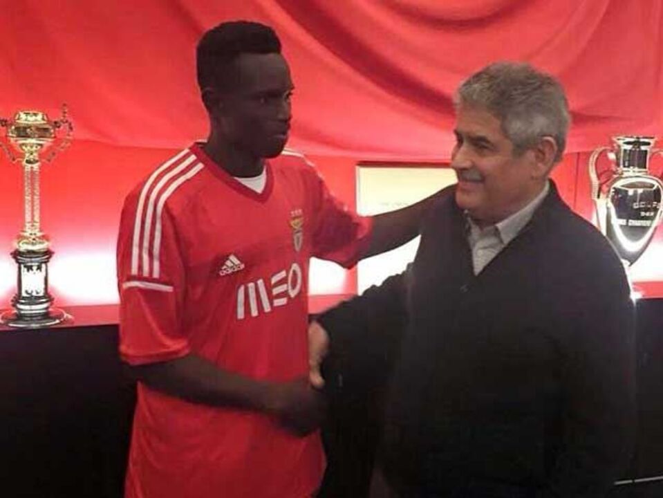 Flávio Silva assina por três épocas