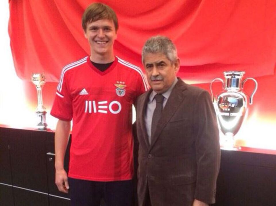 Vitali Lystsov assina pelas águias