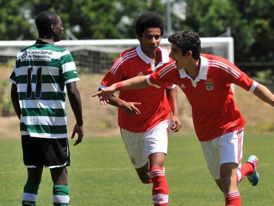Gonçalo Guedes é protagonista em clássicos da formação