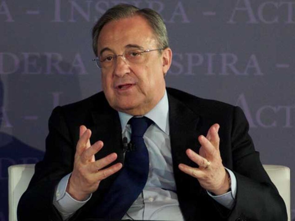 Florentino Pérez em reunião com plantel e equipa técnica