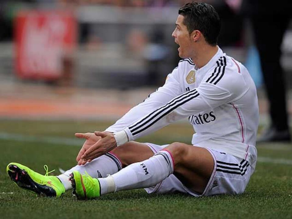 Ronaldo continua a sofrer devido ao joelho esquerdo