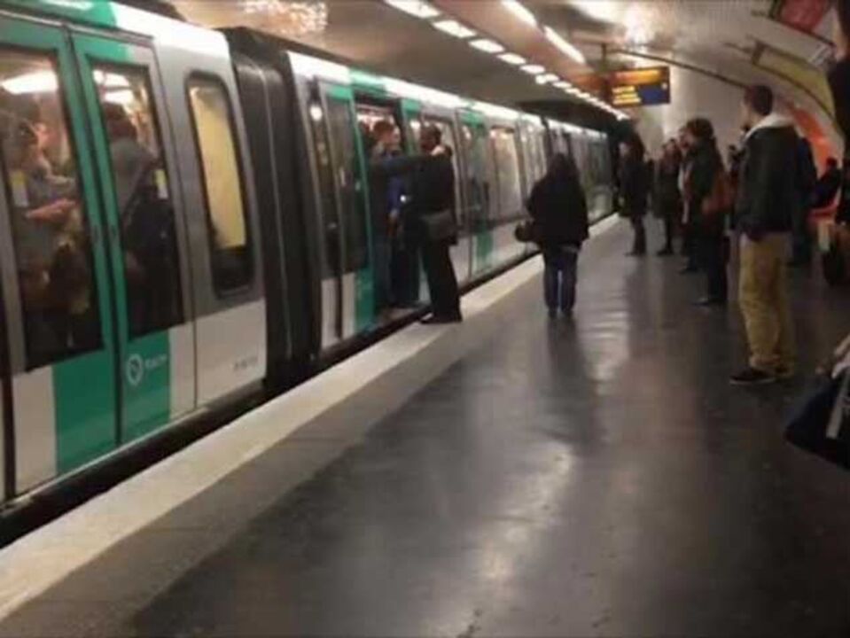 Polícia londrina interroga três implicados em ato racista antes do PSG-Chelsea