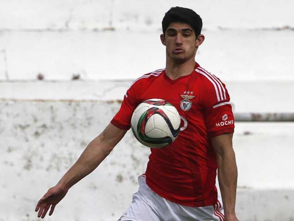 Regresso de Gaitán empurra Gonçalo Guedes de volta à base