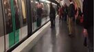 Adeptos do Chelsea impedem entrada de homem negro no Metro