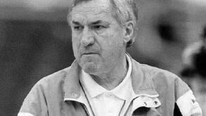 Faleceu antigo treinador de Michael Jordan