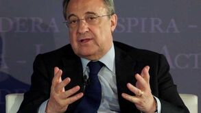 Florentino Pérez em reunião com plantel e equipa técnica