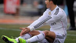 Ronaldo continua a sofrer devido ao joelho esquerdo