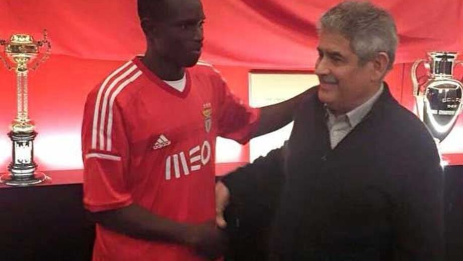 Flávio Silva assina por três épocas