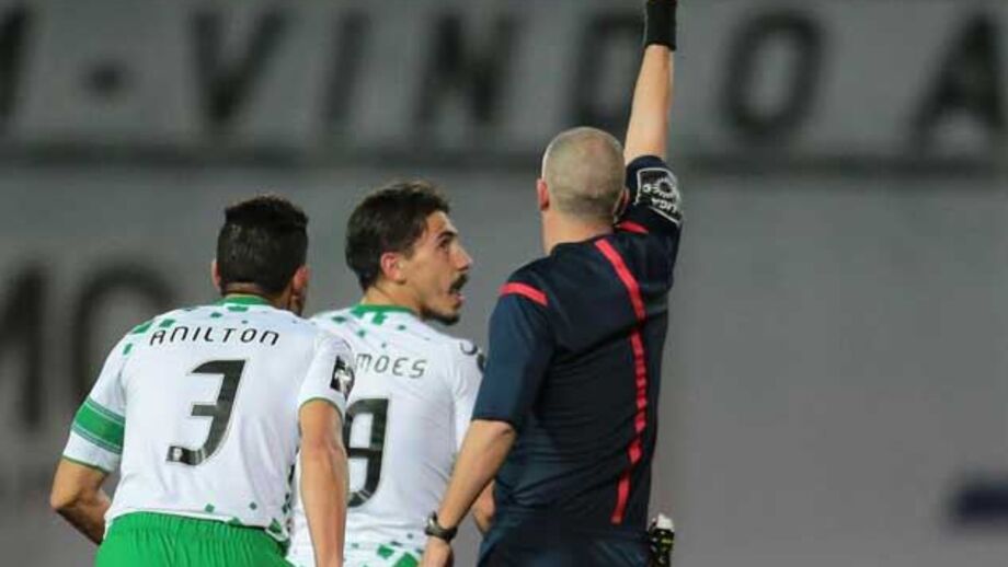 André Simões no Bessa ao lado da claque do FC Porto