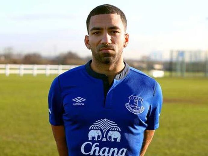 Aaron Lennon gozado após apresentação no Everton