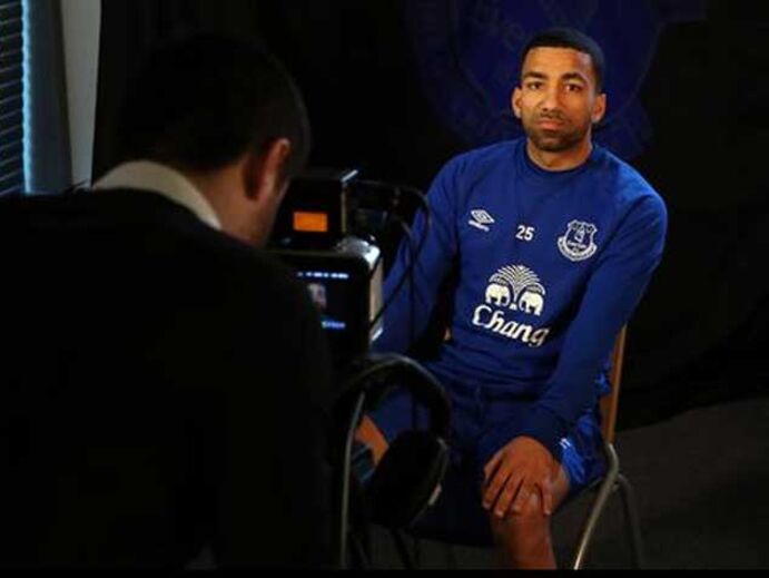 Aaron Lennon gozado após apresentação no Everton