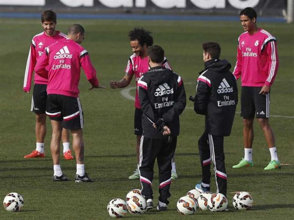 Sérgio Ramos e James já treinam com bola