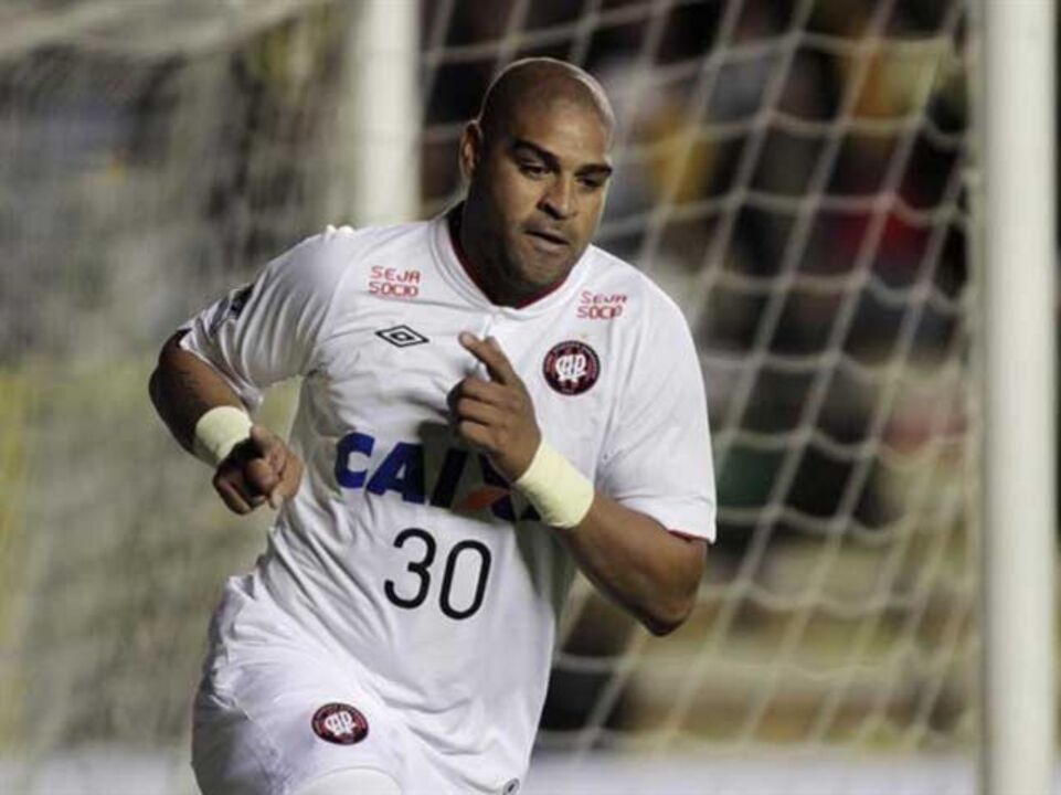 Adriano leva 18 prostitutas para um hotel