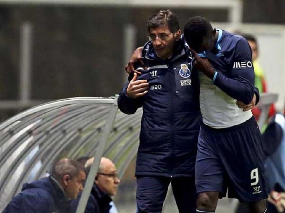 Jackson Martínez lesiona-se sozinho e é obrigado a sair