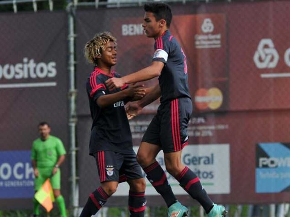 Benfica goleia Oeiras e segue imparável