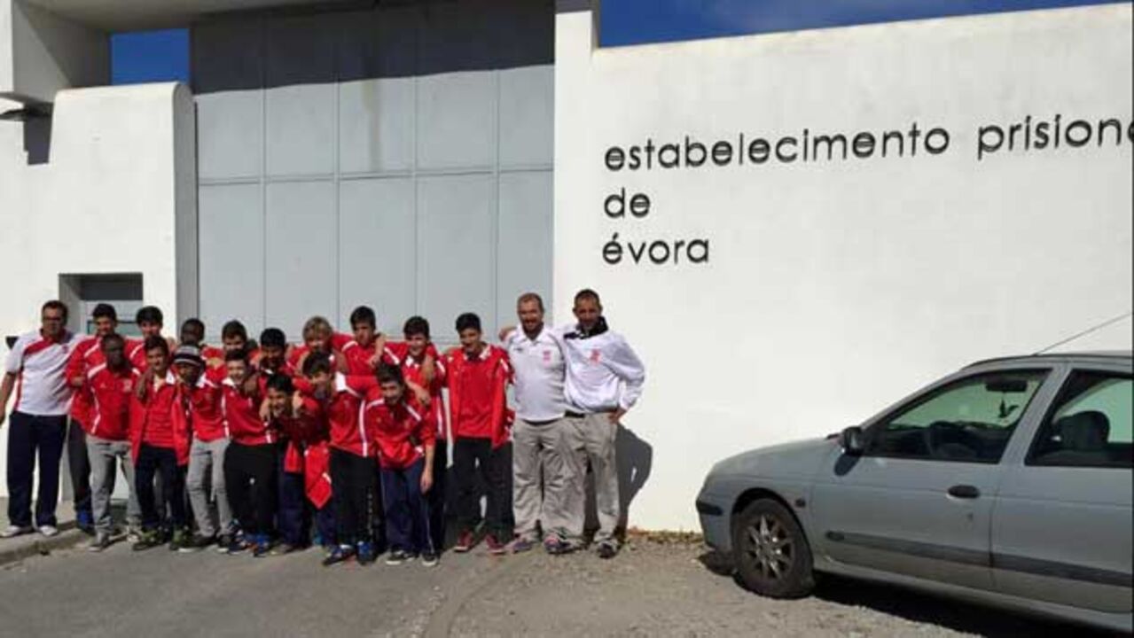 Jogadores do Imortal tiram foto à porta da prisão de Évora