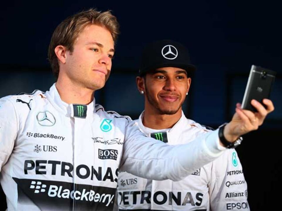 Hamilton e Rosberg disputam trono com Vettel à espreita