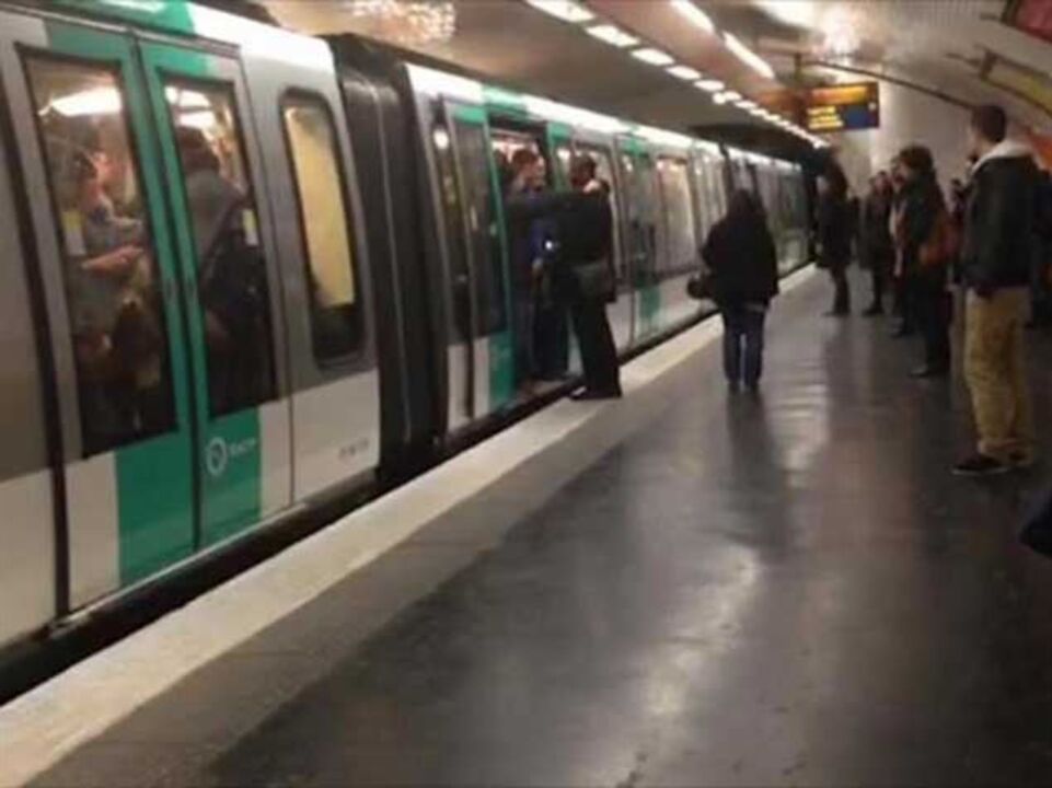 Suspeitos de racismo no metro de paris vão a tribunal