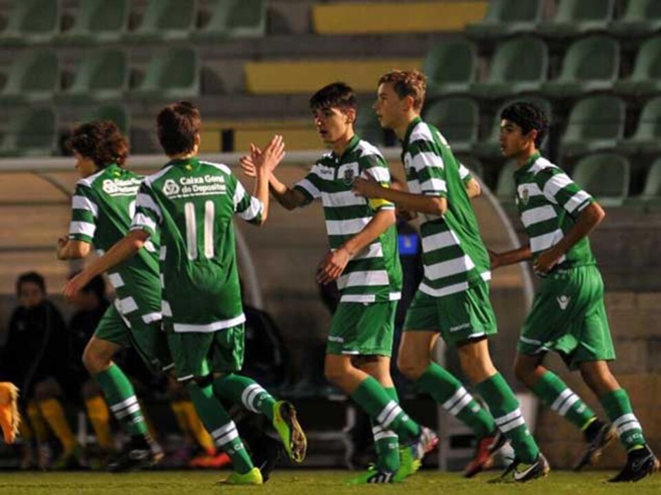 Sporting goleia e isola-se provisoriamente na liderança