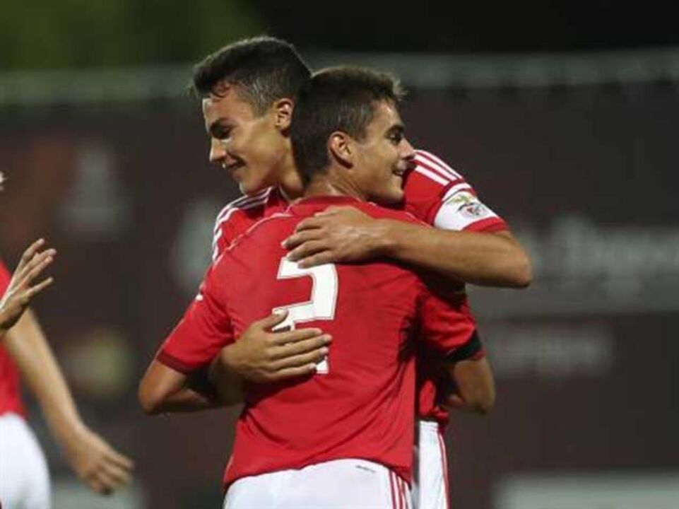 Benfica supera V. Setúbal em casa