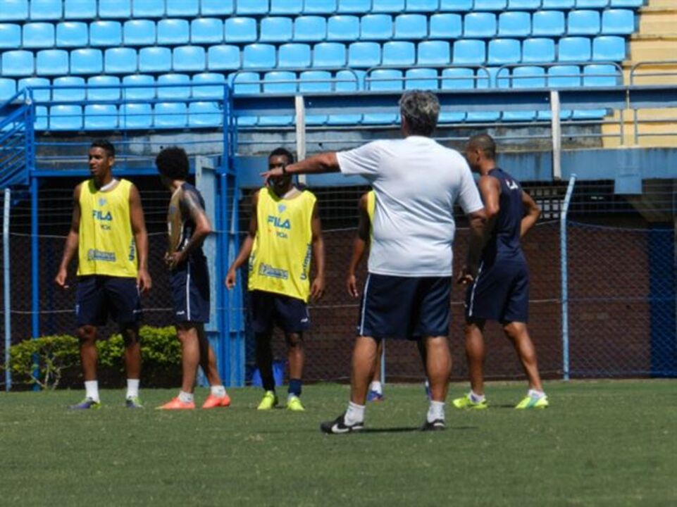 Adeptos do Avaí invadem treino