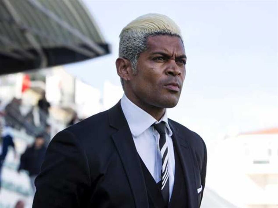 Abel Xavier chama todo o plantel
