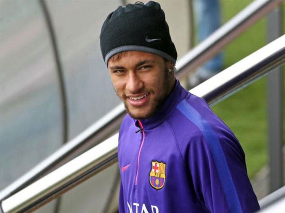 Neymar deseja os parabéns a Ronaldinho