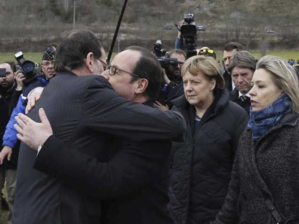 Merkel, Hollande e Rajoy visitam local da tragédia