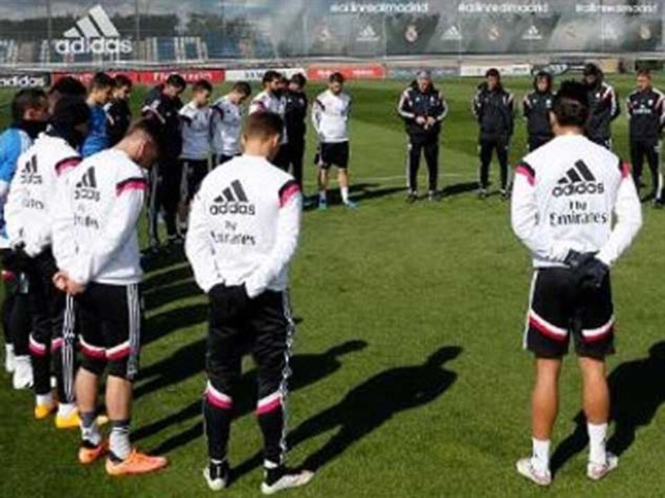 Real Madrid homenageia vítimas do acidente aéreo